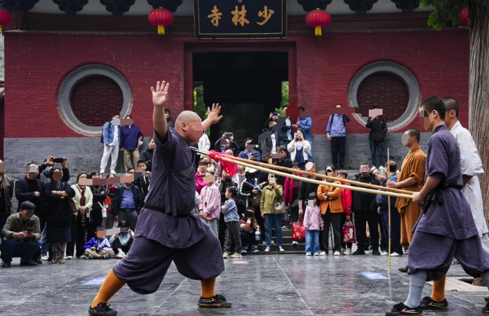 Shaolin monks amaze with silver spear throat performance
